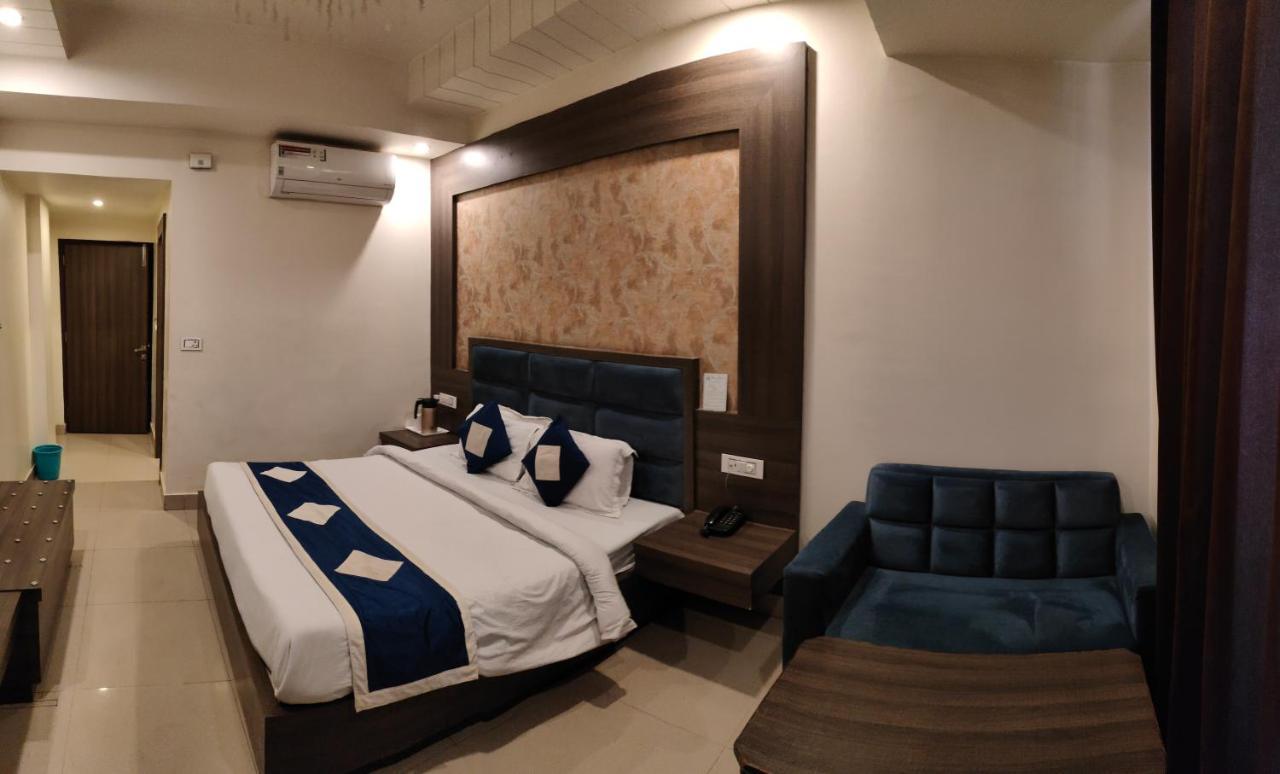 Hotel Krishna カトラ エクステリア 写真