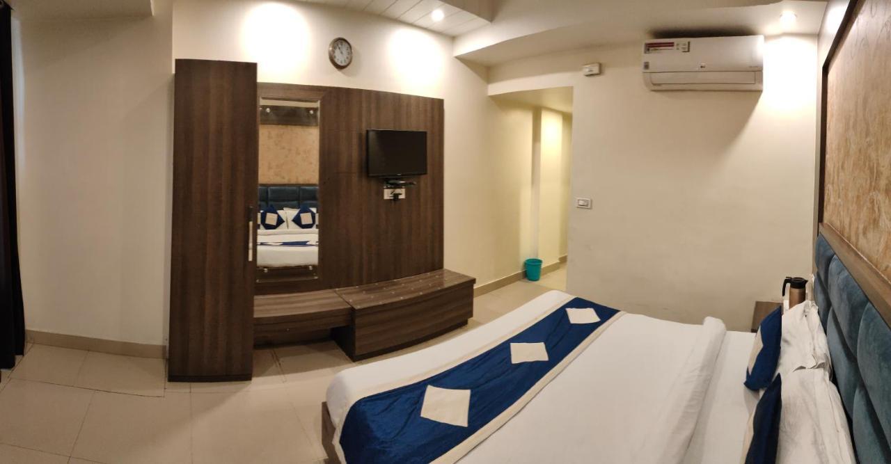 Hotel Krishna カトラ エクステリア 写真