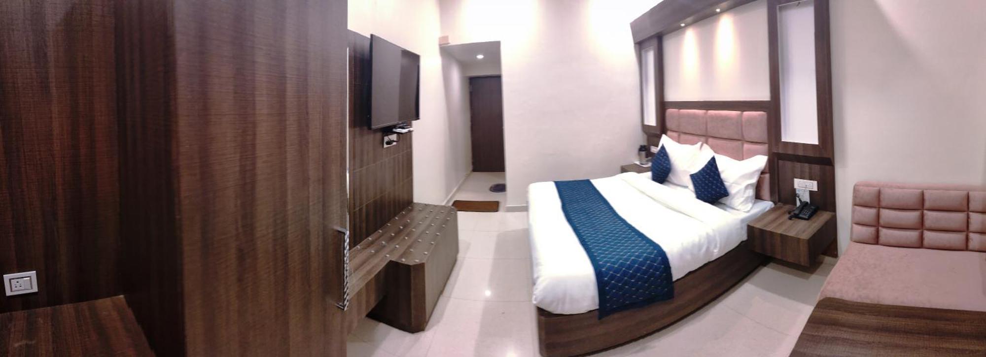 Hotel Krishna カトラ エクステリア 写真