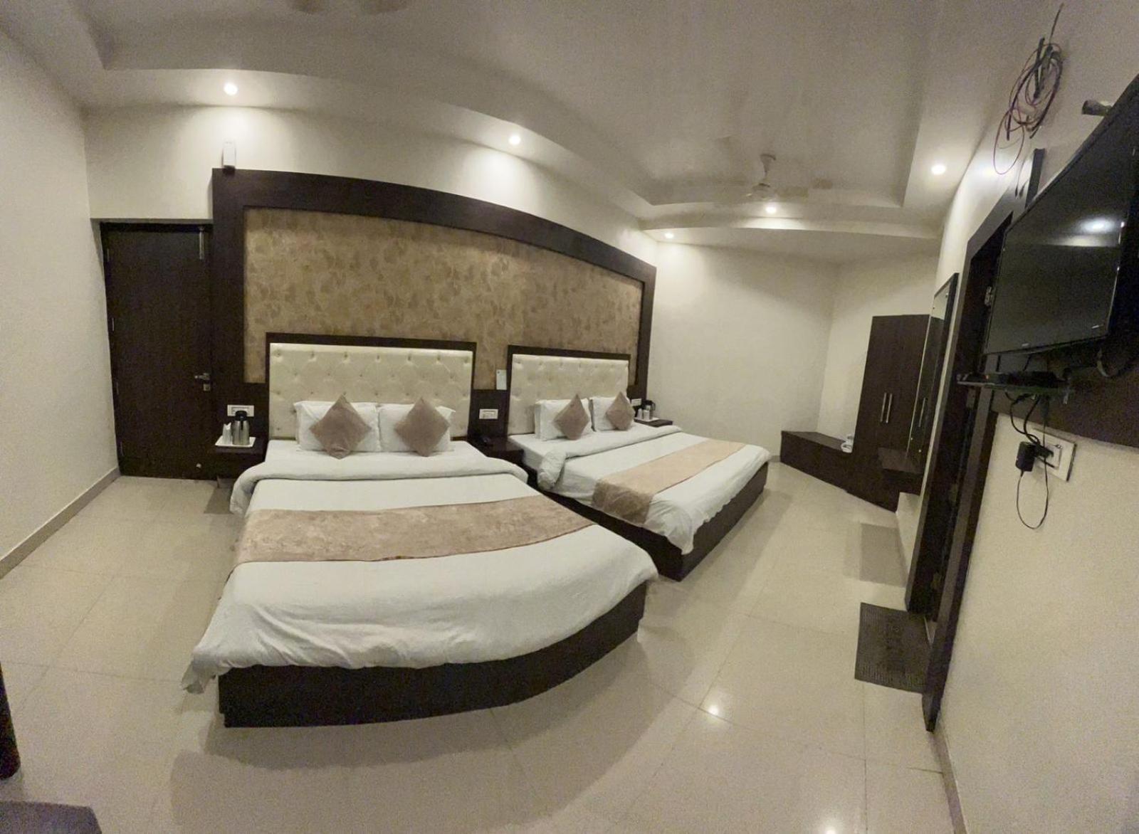Hotel Krishna カトラ エクステリア 写真